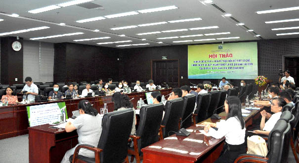 Chia[-]sẻ[-]nhiều[-]giải[-]pháp[-]thúc[-]đẩy[-]doanh[-]nghiệp[-]và[-]hộ[-]gia[-]đình[-]thu[-]gom,[-]vận[-]chuyển,[-]xử[-]lý[-]chất[-]thải[-]rắn[-]sinh[-]hoạt[-]khu[-]vực[-]miền[-]Trung